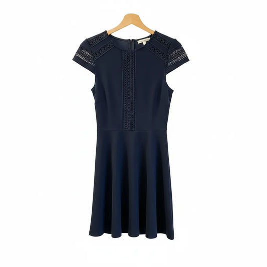 H&M marinblå midiklänning med spetsdetalj