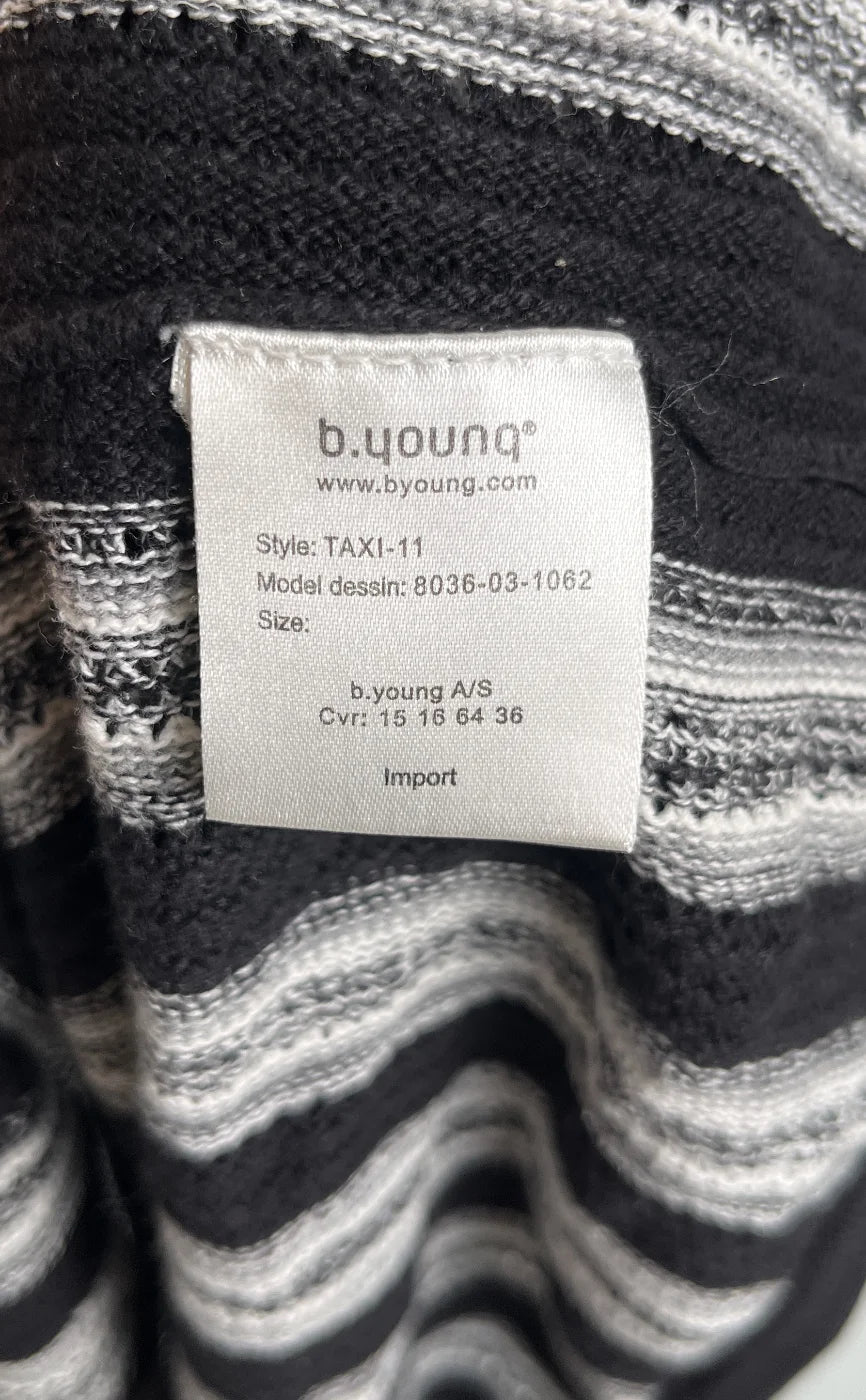 b.young stickad svart randig klänning
