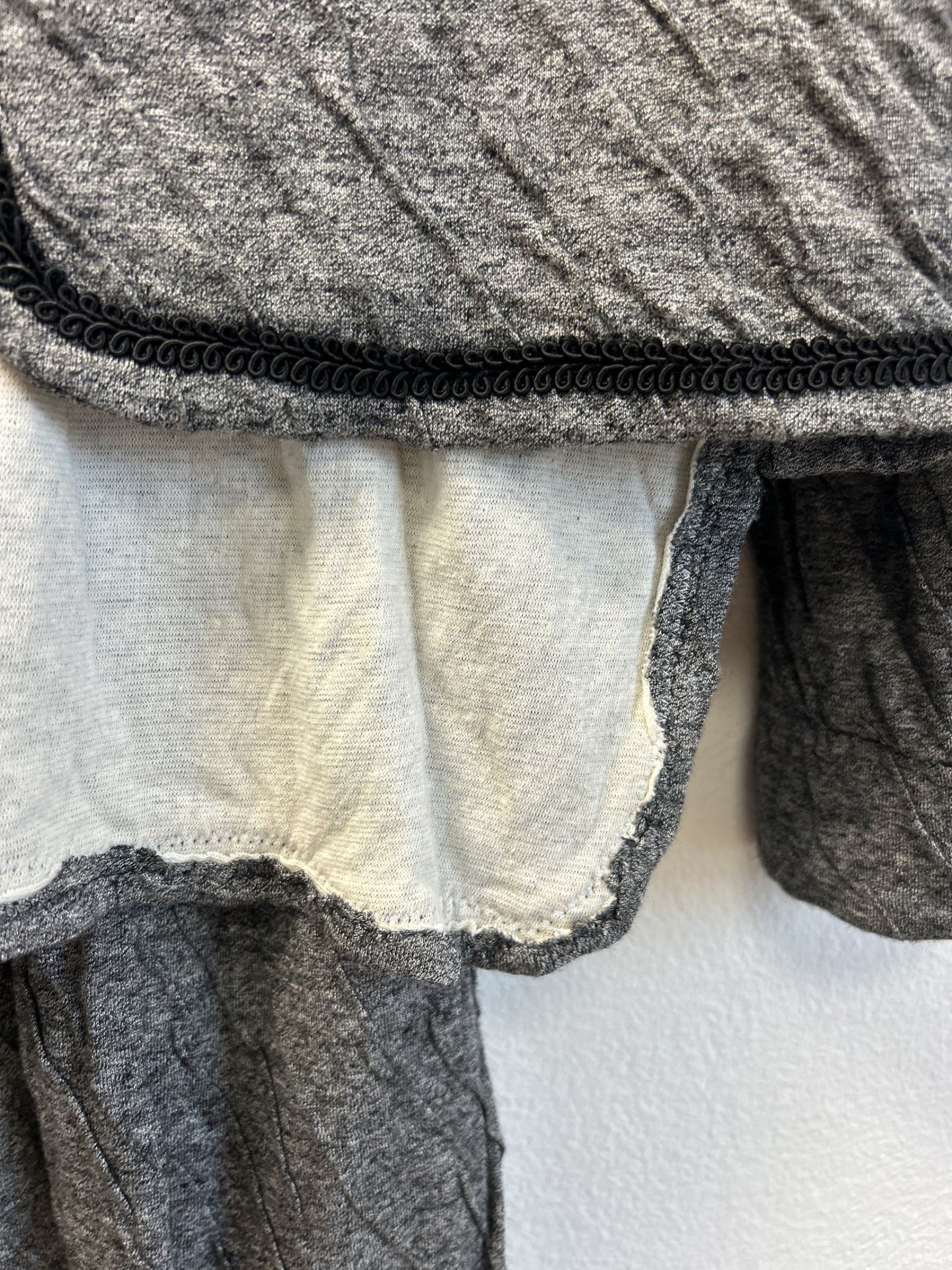 Quiltad grå trikåjacka och byxset