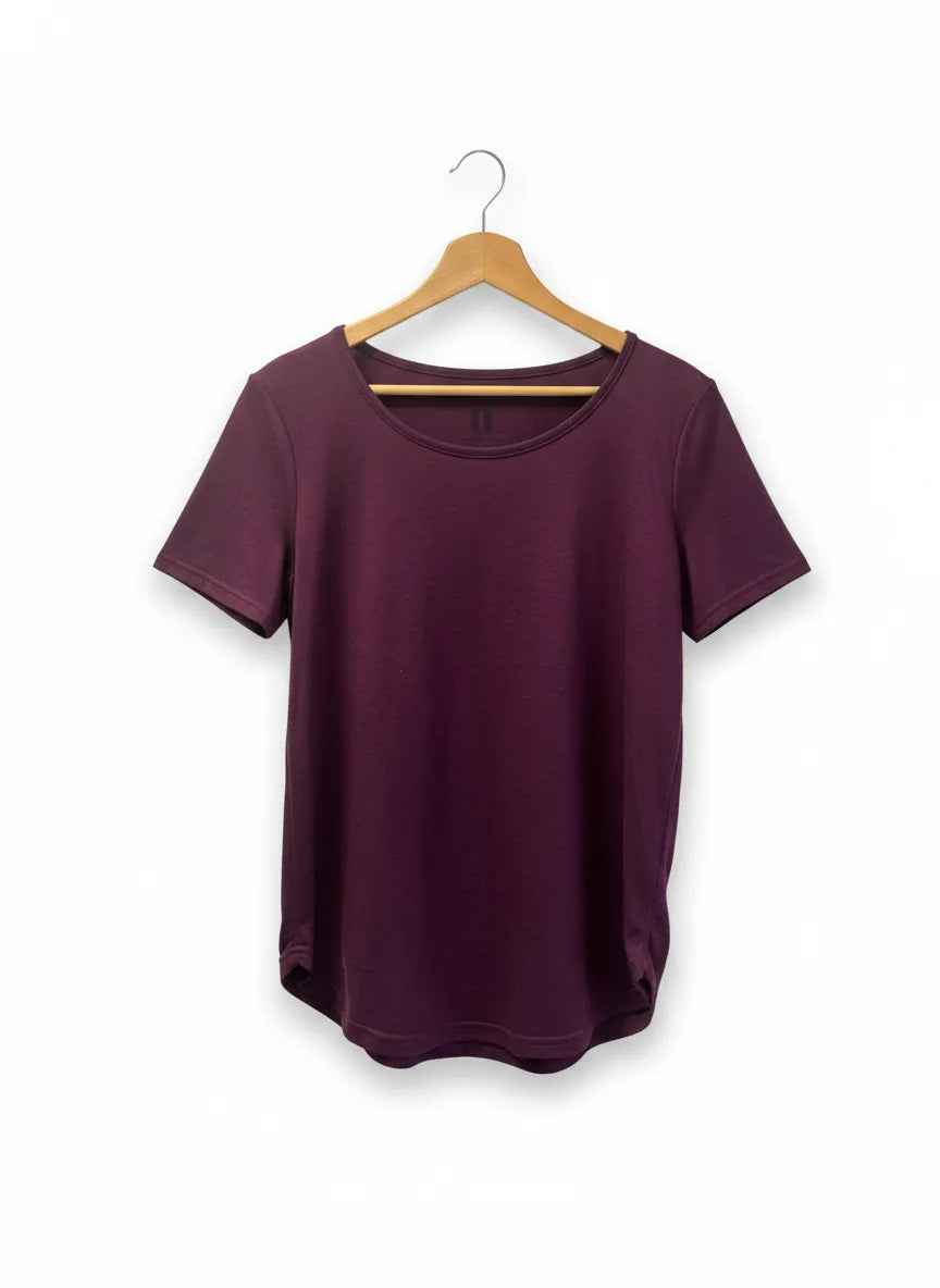 Basic U bas t-shirt i burgundy med kort ärm