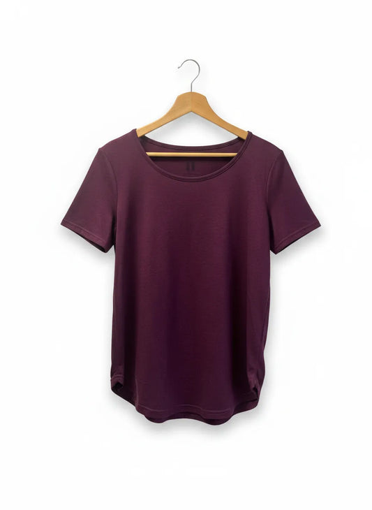 Basic U bas t-shirt i burgundy med kort ärm