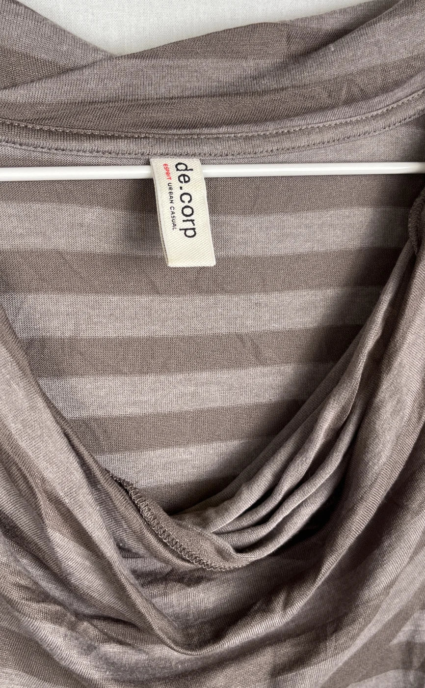de.corp randig topp med draperad halsringning