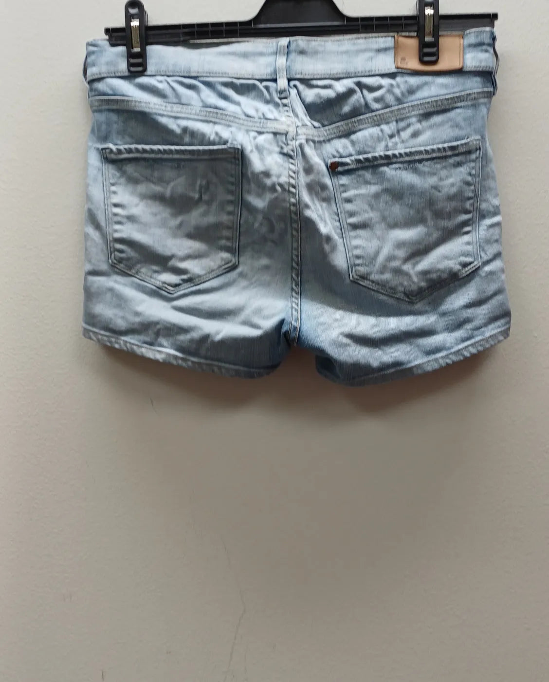 Slimmade ljusblå jeansshorts