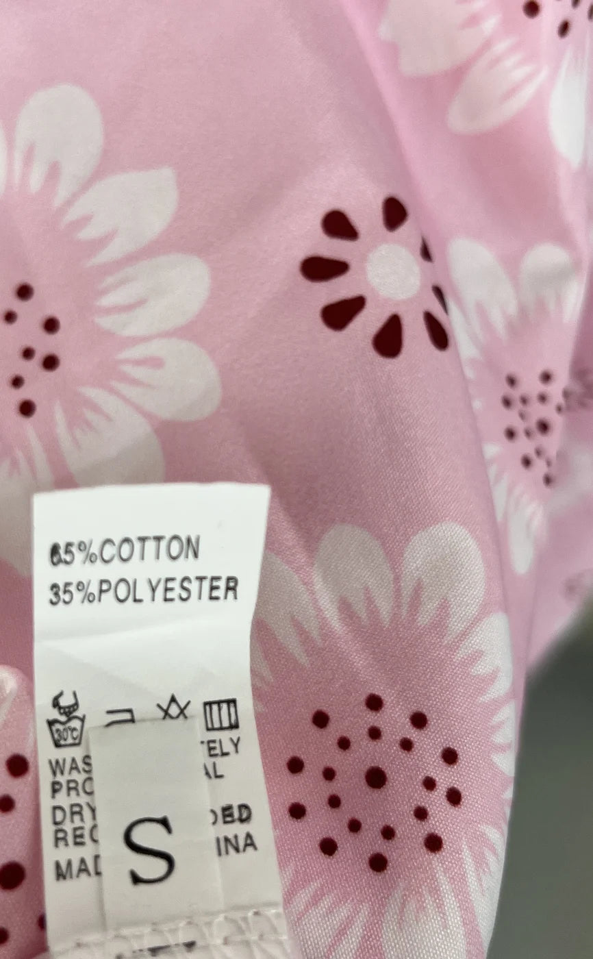 Rosa klänning med blommönster och kort ärm