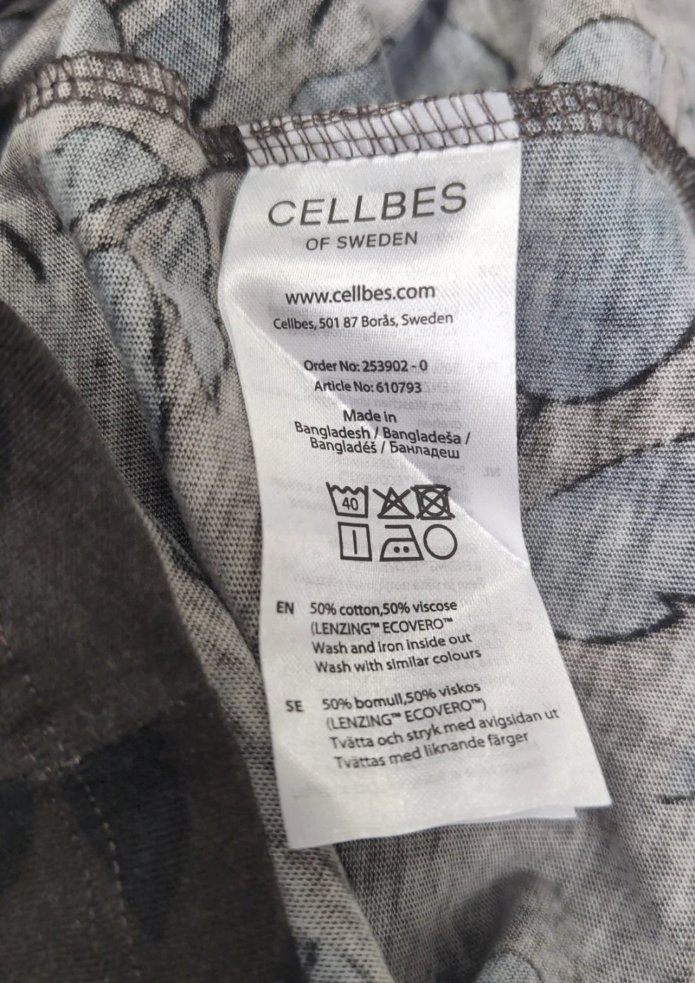 Cellbes brun klänning med bladmönster