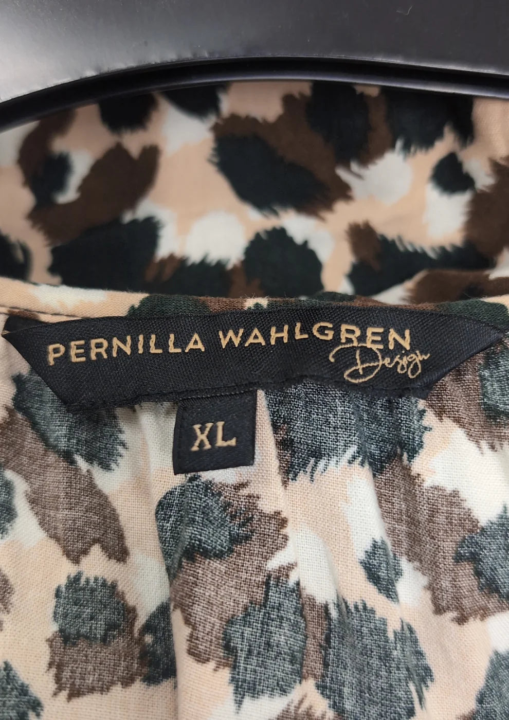 Pernilla Wahlgren djurmönstrad klänning