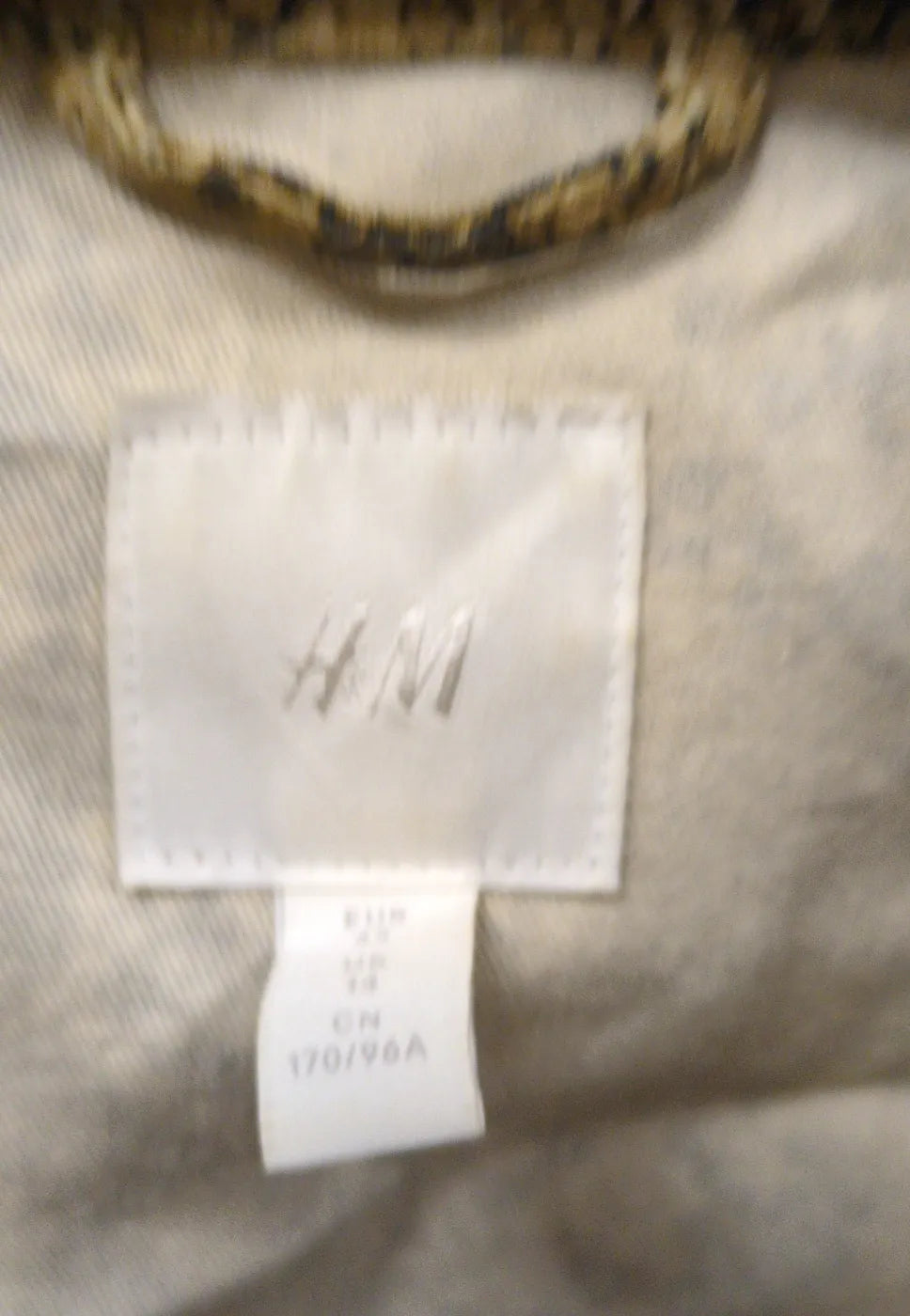 H&M kort jacka med ormmönster