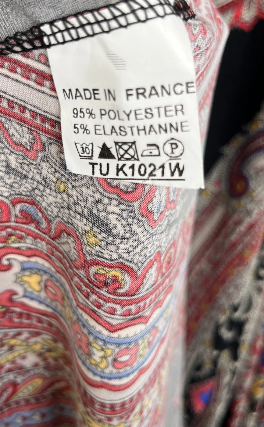 Ärmlös maxiklänning med paisleymönster och knutdetalj fram