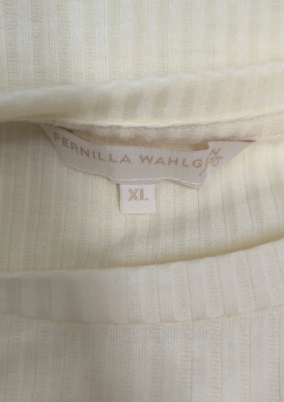 Pernilla Wahlgren ribbad topp med volang