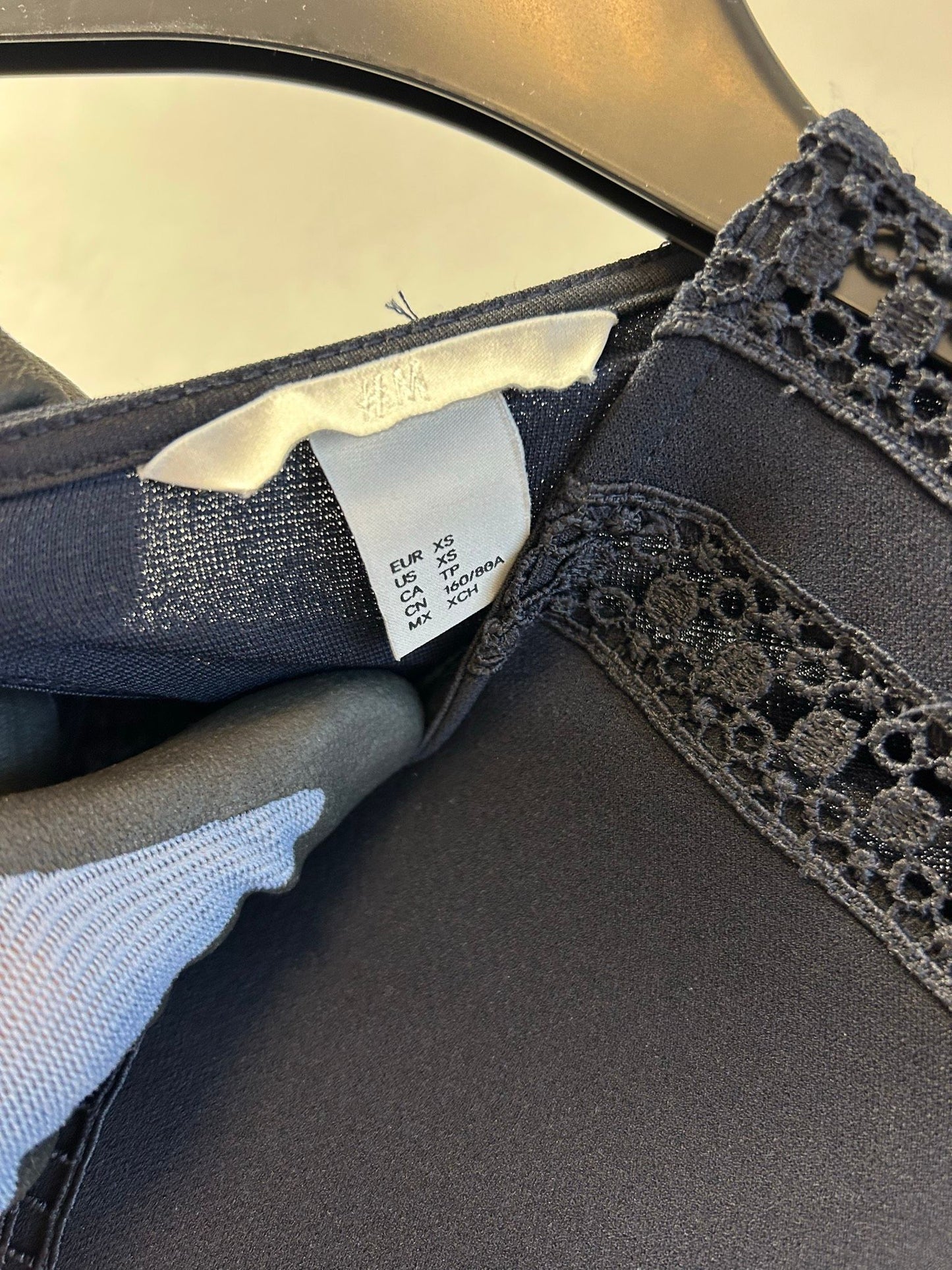 H&M marinblå midiklänning med spetsdetalj