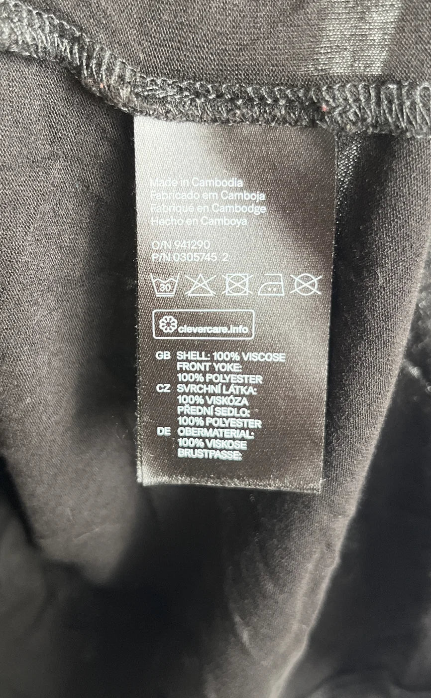 H&M svart ärmlös topp med virkad överdel