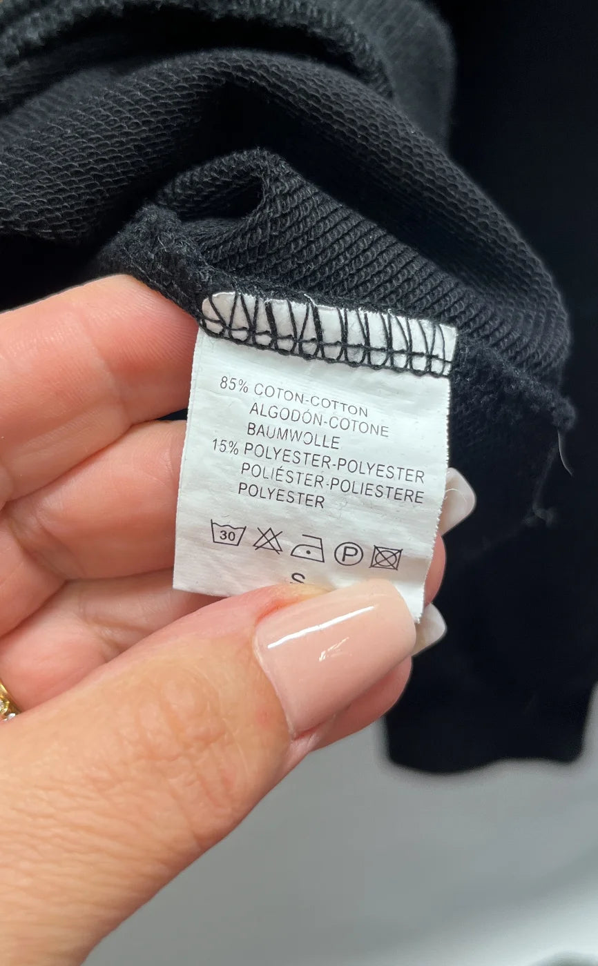 Svart sweatshirt med broderat ansikte
