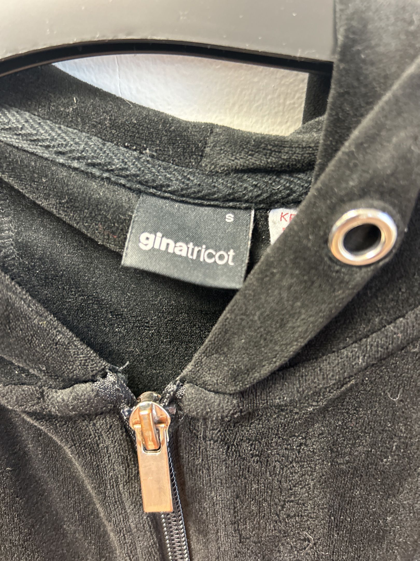 Gina Tricot svart velour huvtröja med dragkedja