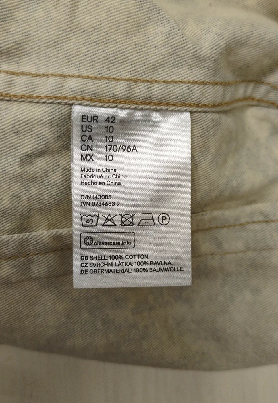 H&M kort jacka med ormmönster