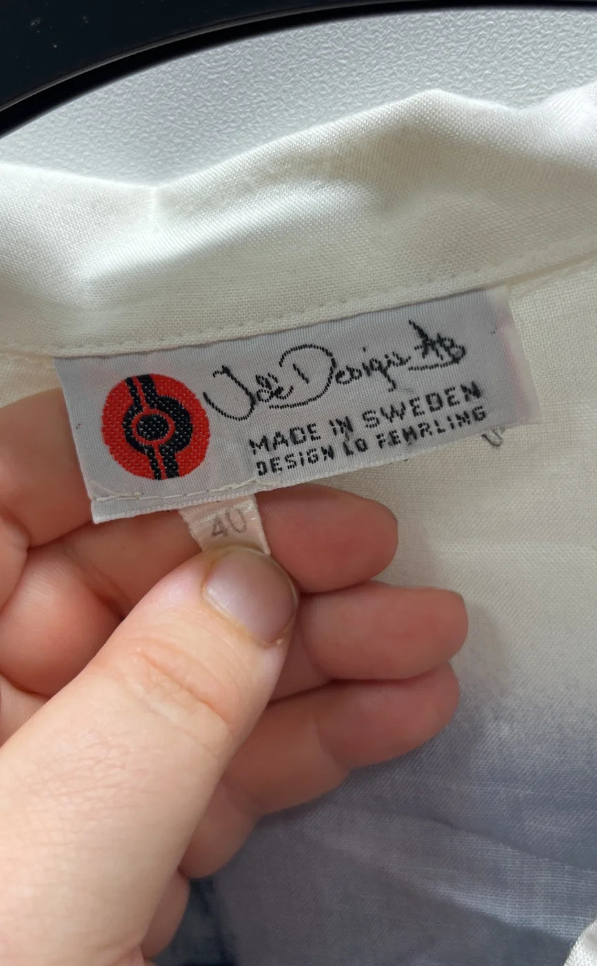 Ude Design AB tryckt blus med knappar