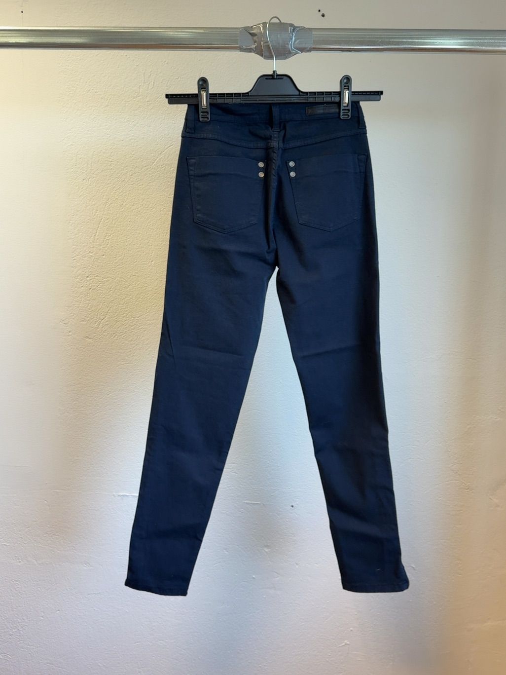 B B damjeans i mörk marinblå färg