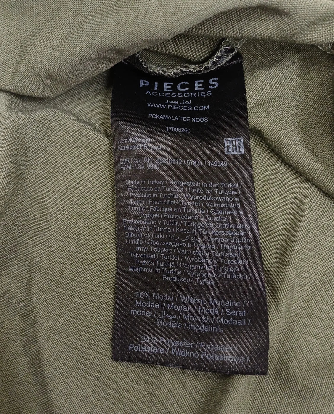 Pieces olivgrön t-shirt med v-ringning