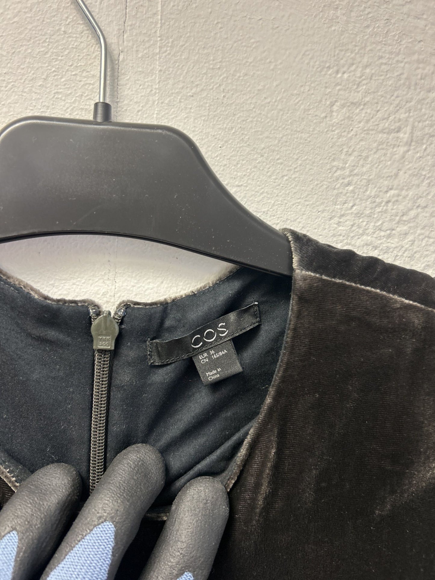 COS svart sammetstopp med kort ärm