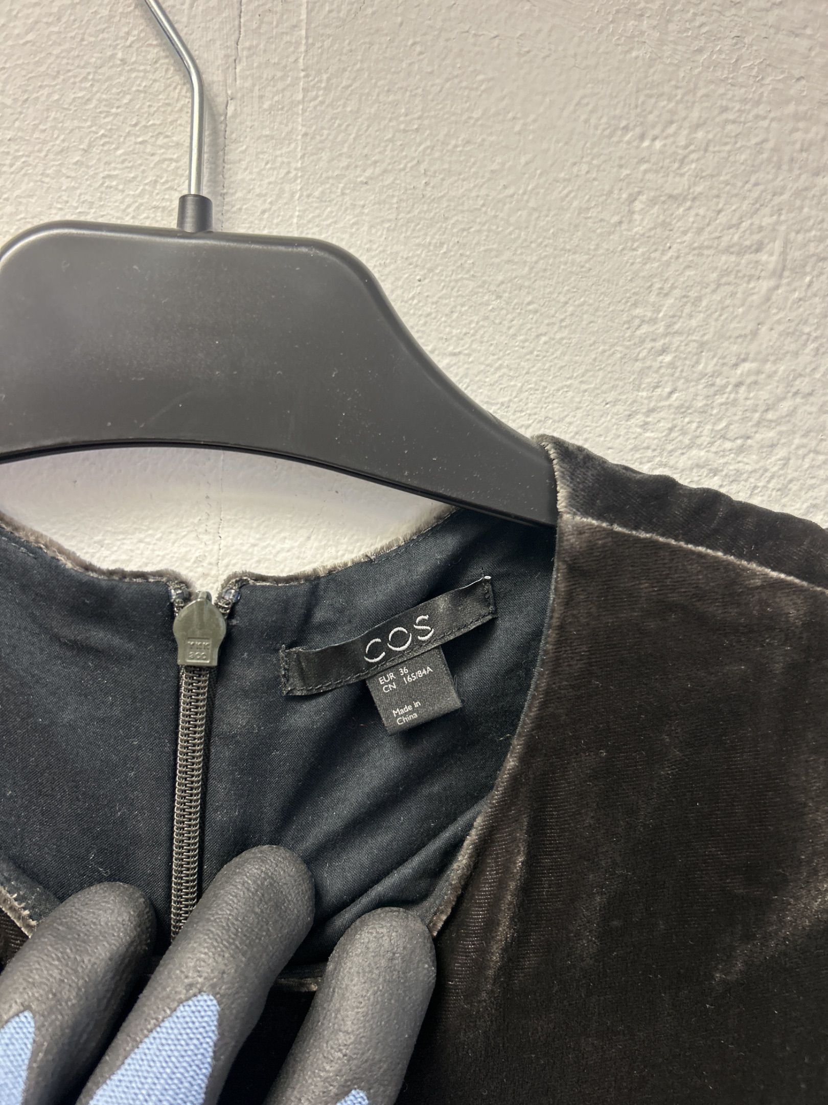 COS svart sammetstopp med kort ärm