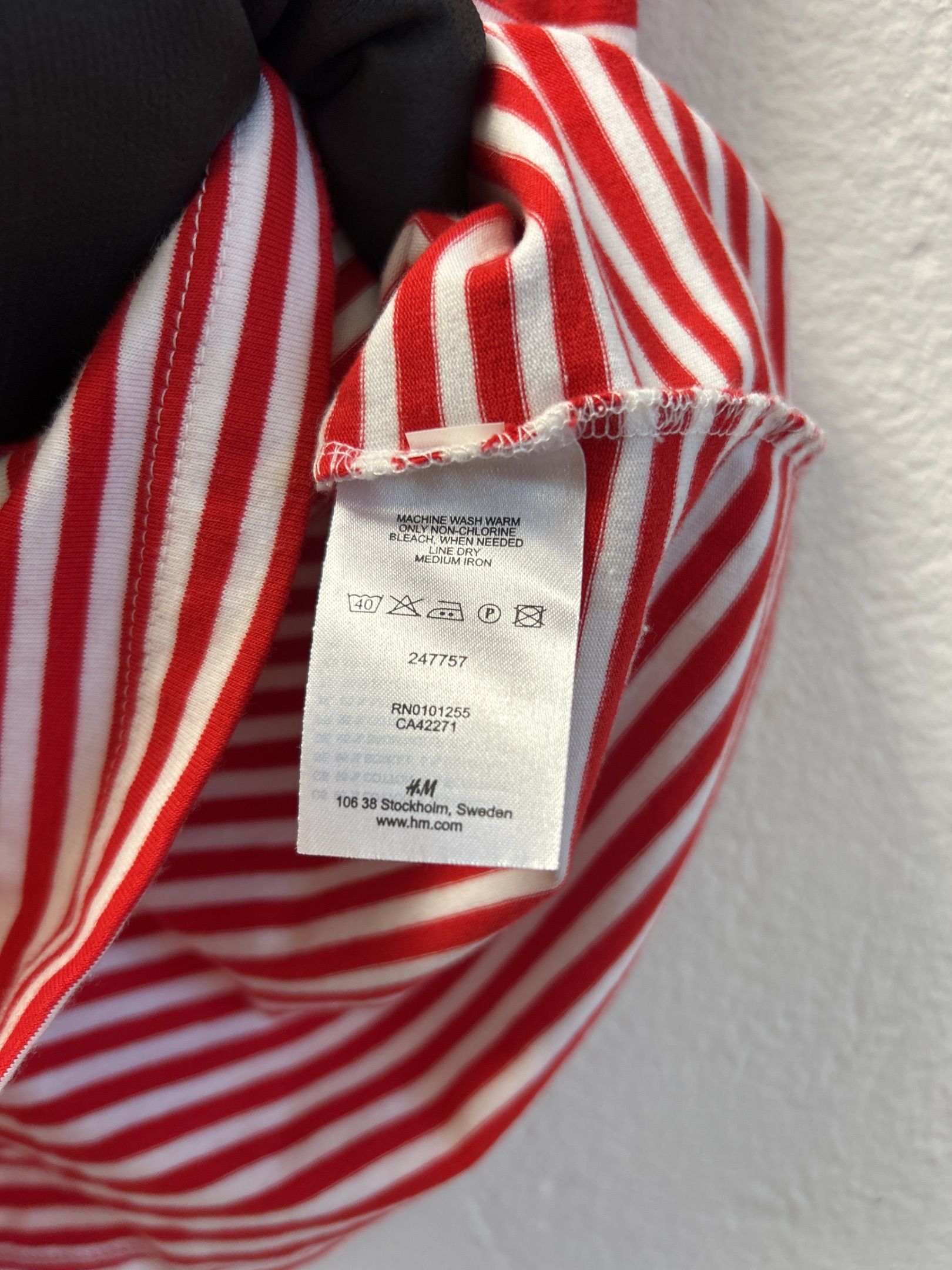 H&M randig t-shirt i rött och vitt