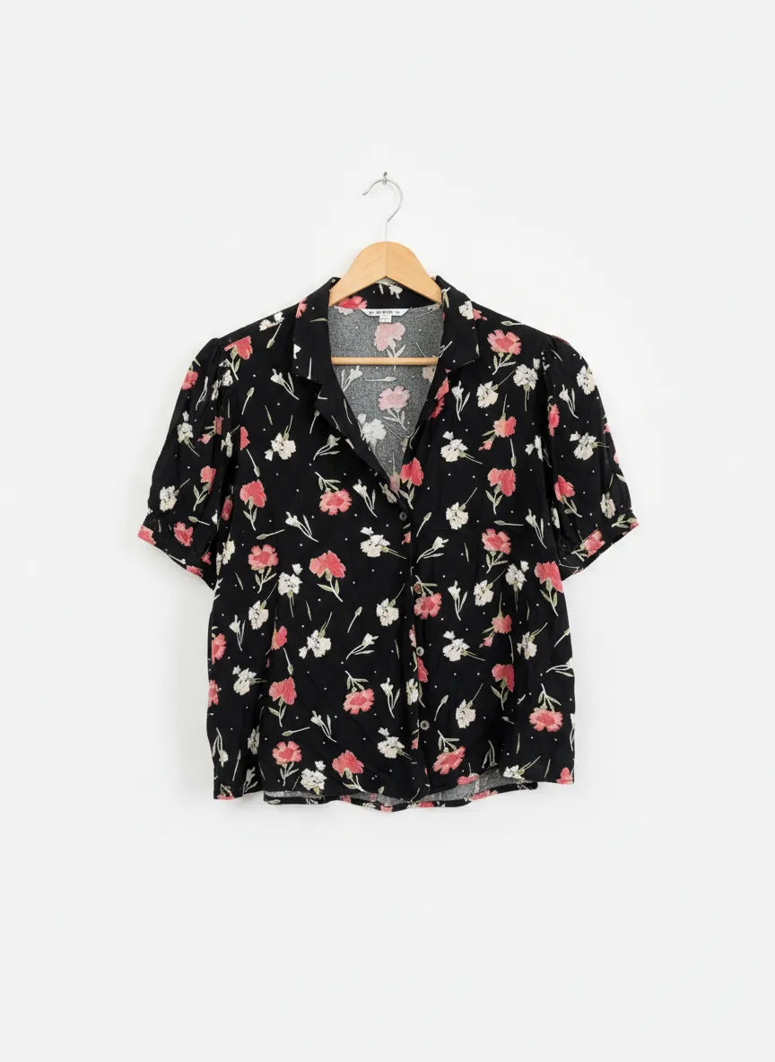 Only blommig blus med knäppning fram