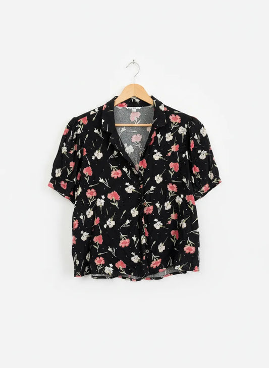 Only blommig blus med knäppning fram