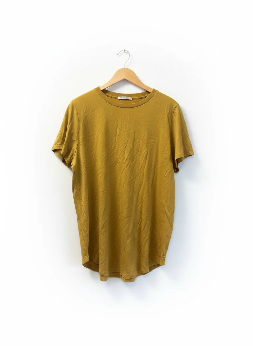 Black Story t-shirt i senapsgult