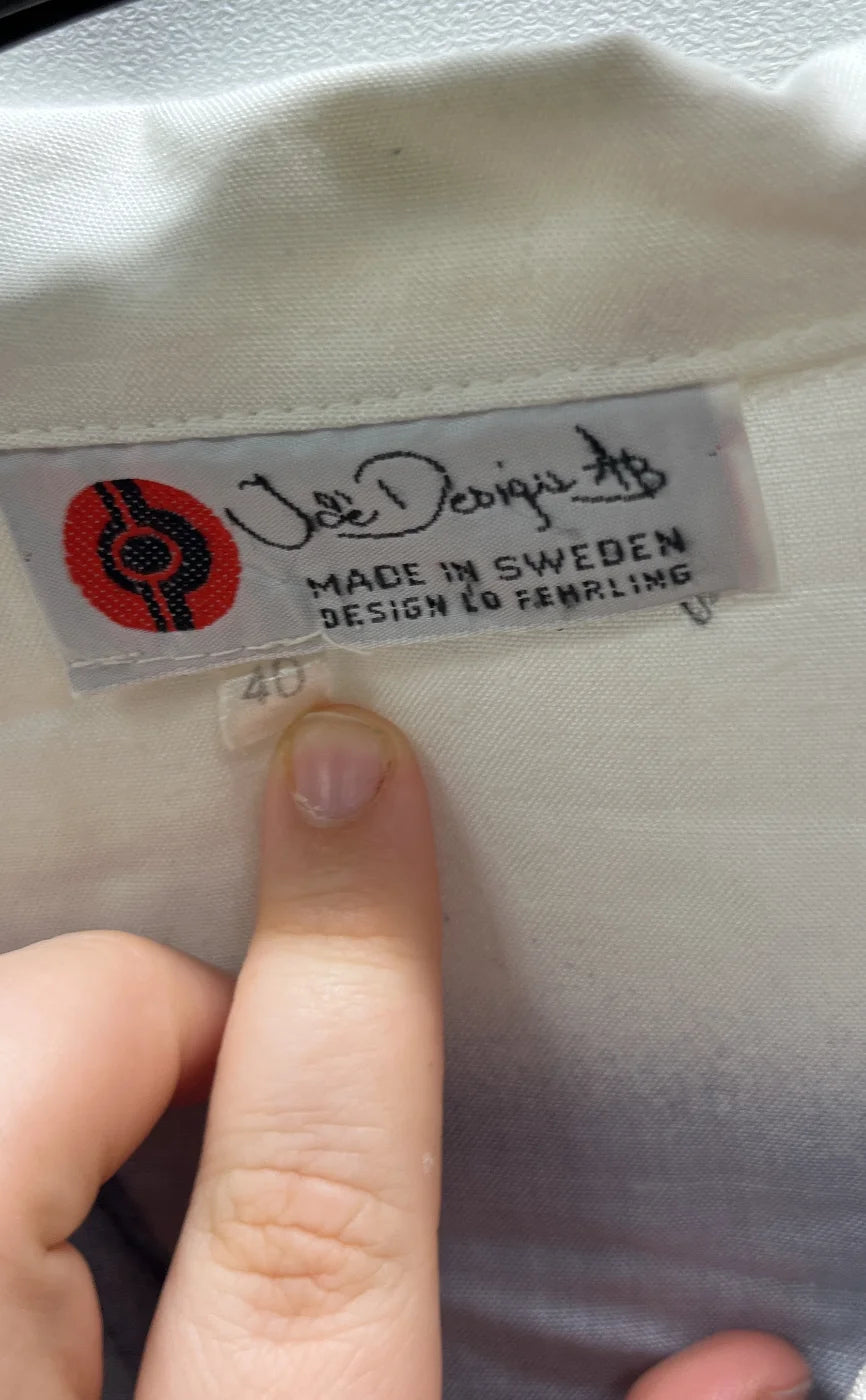 Ude Design AB tryckt blus med knappar