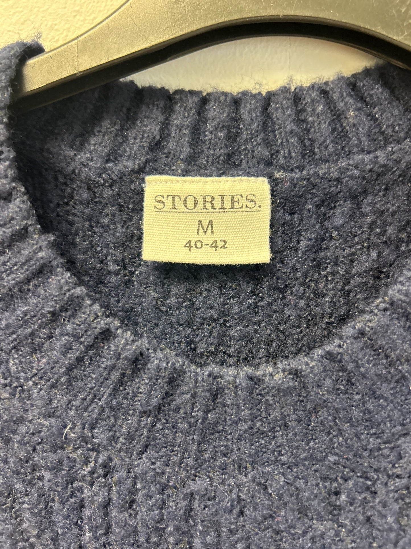 STORIES Ribbad Stickad Marinblå Väst