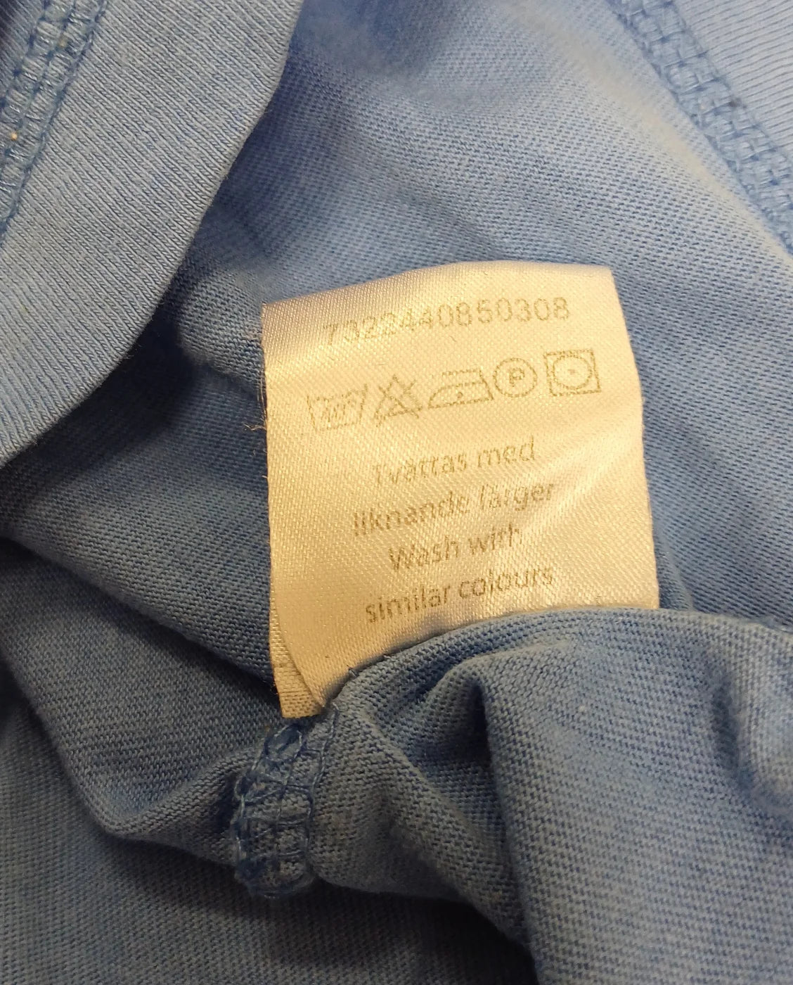 Ljusblå t-shirt med tecknat tryck