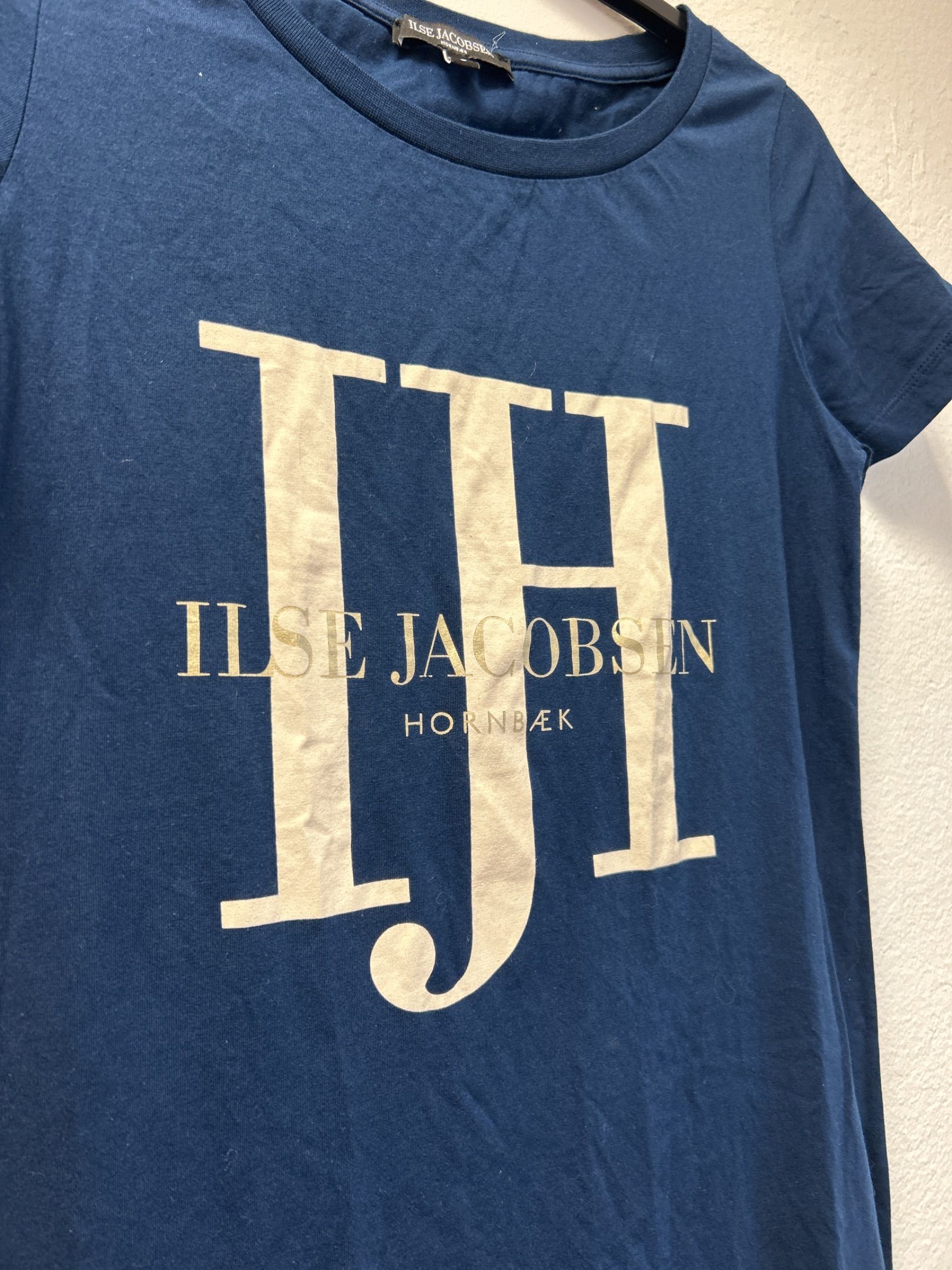 Ilse Jacobsen mörkblå klänning med logotryck
