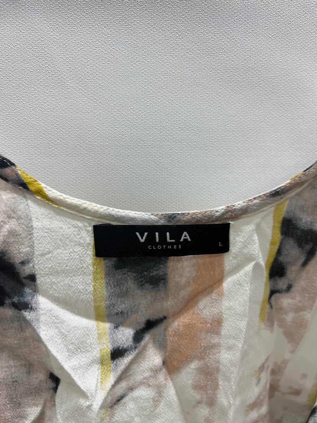 VILA ärmlös topp med abstrakt mönster