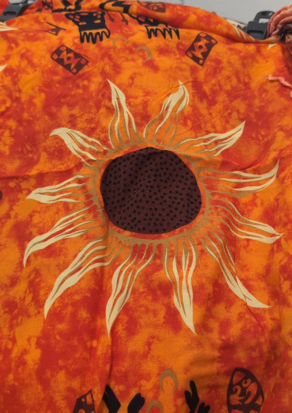 Färgglad orange omlott med tryck