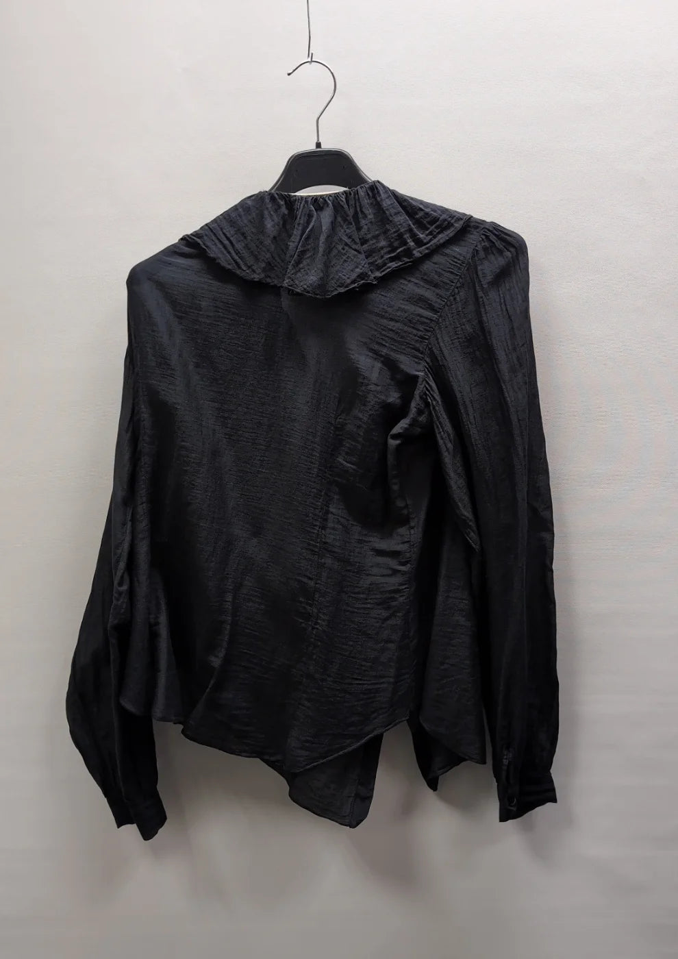 GOSSIP svart blus med volang