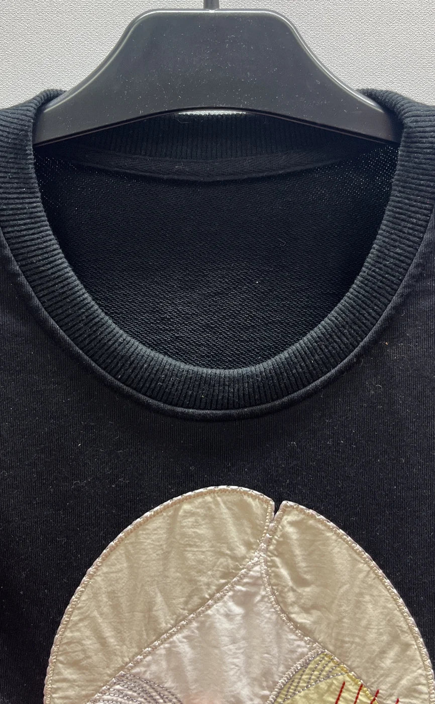 Svart sweatshirt med broderat ansikte