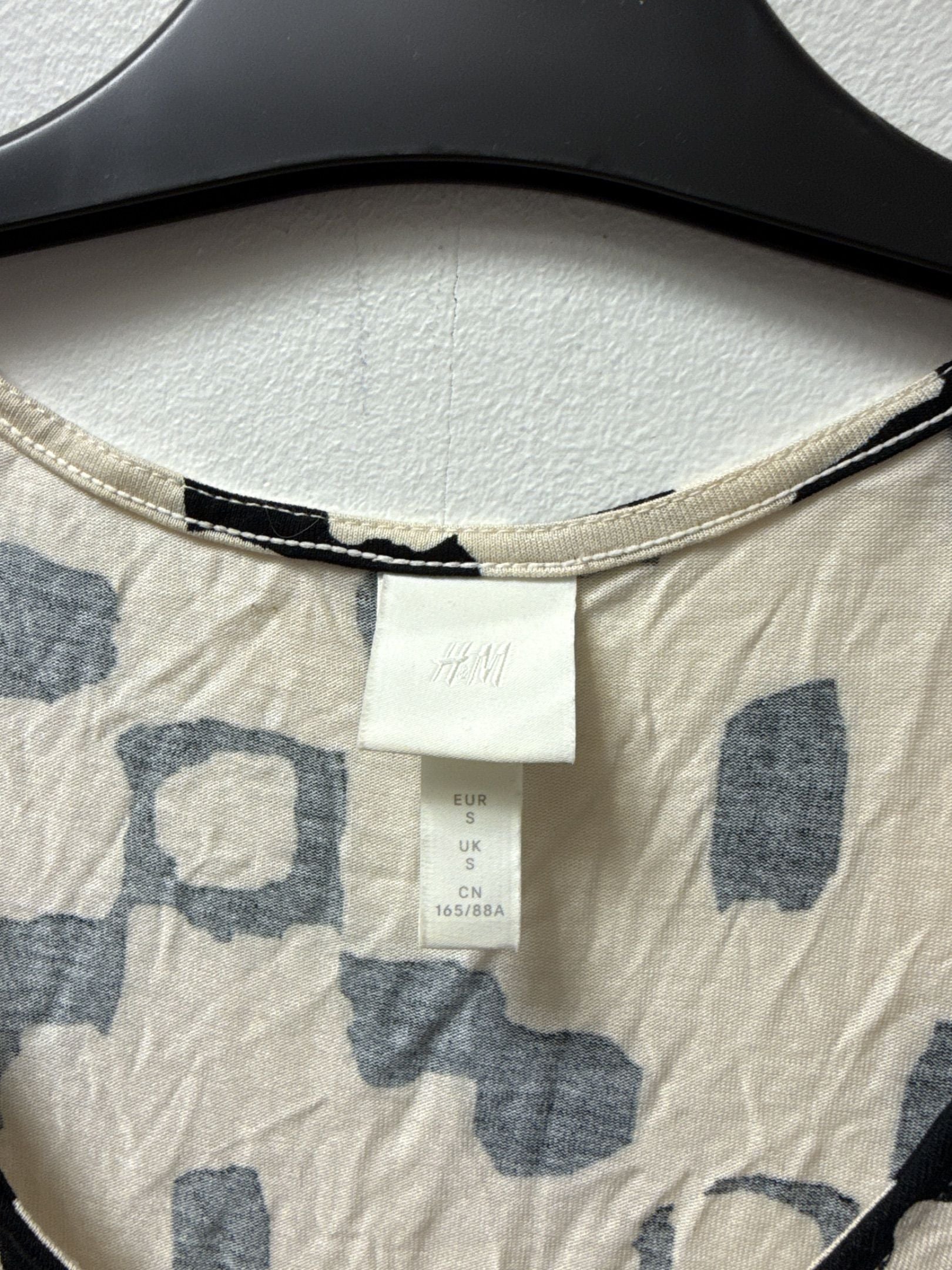 H&M ärmlös mönstrad klänning med utställd nederkant