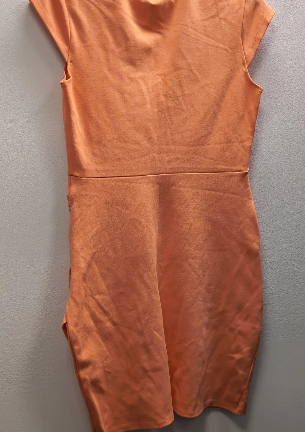 IVYREVEL figurnära orange klänning