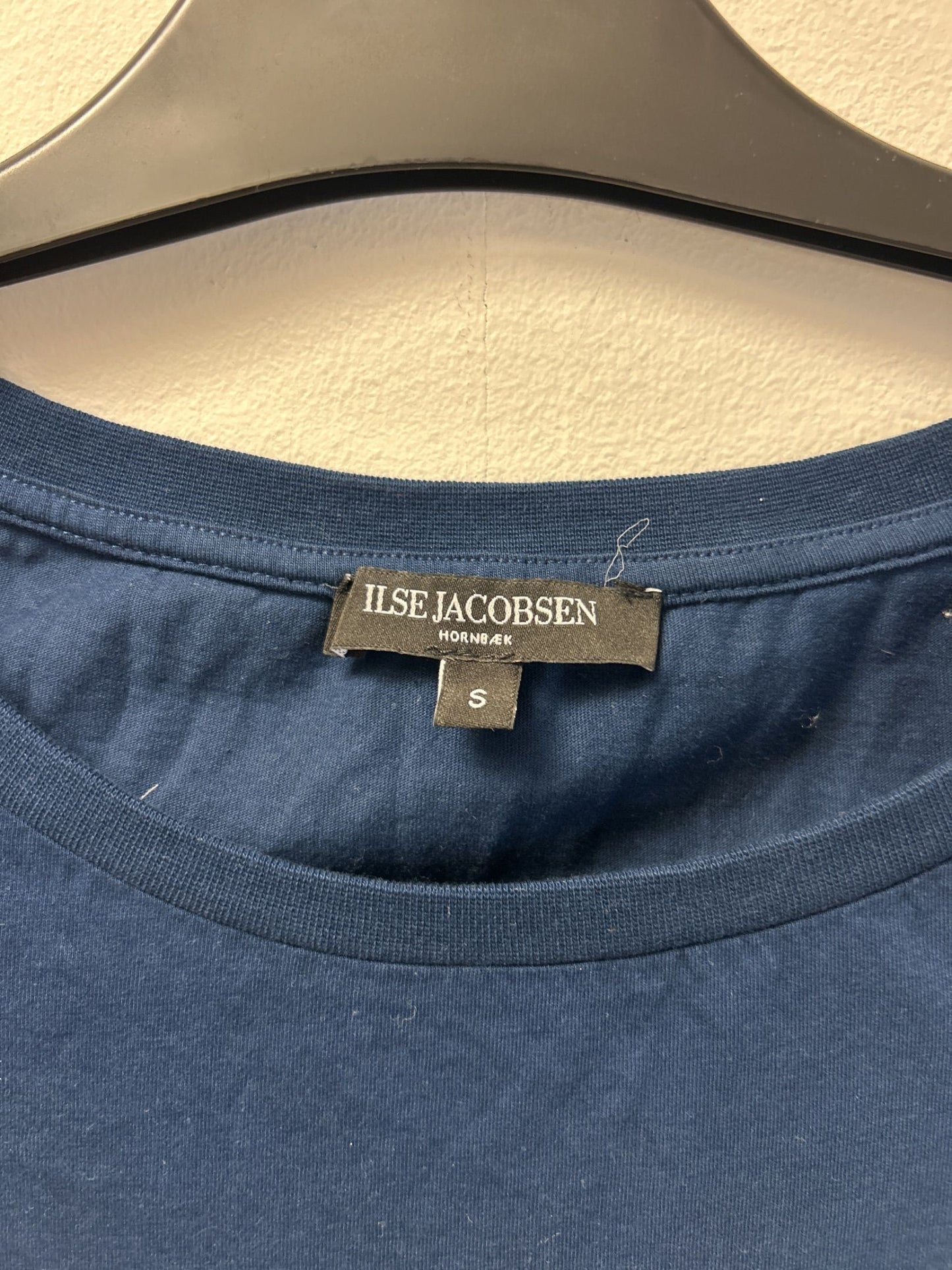 Ilse Jacobsen mörkblå klänning med logotryck