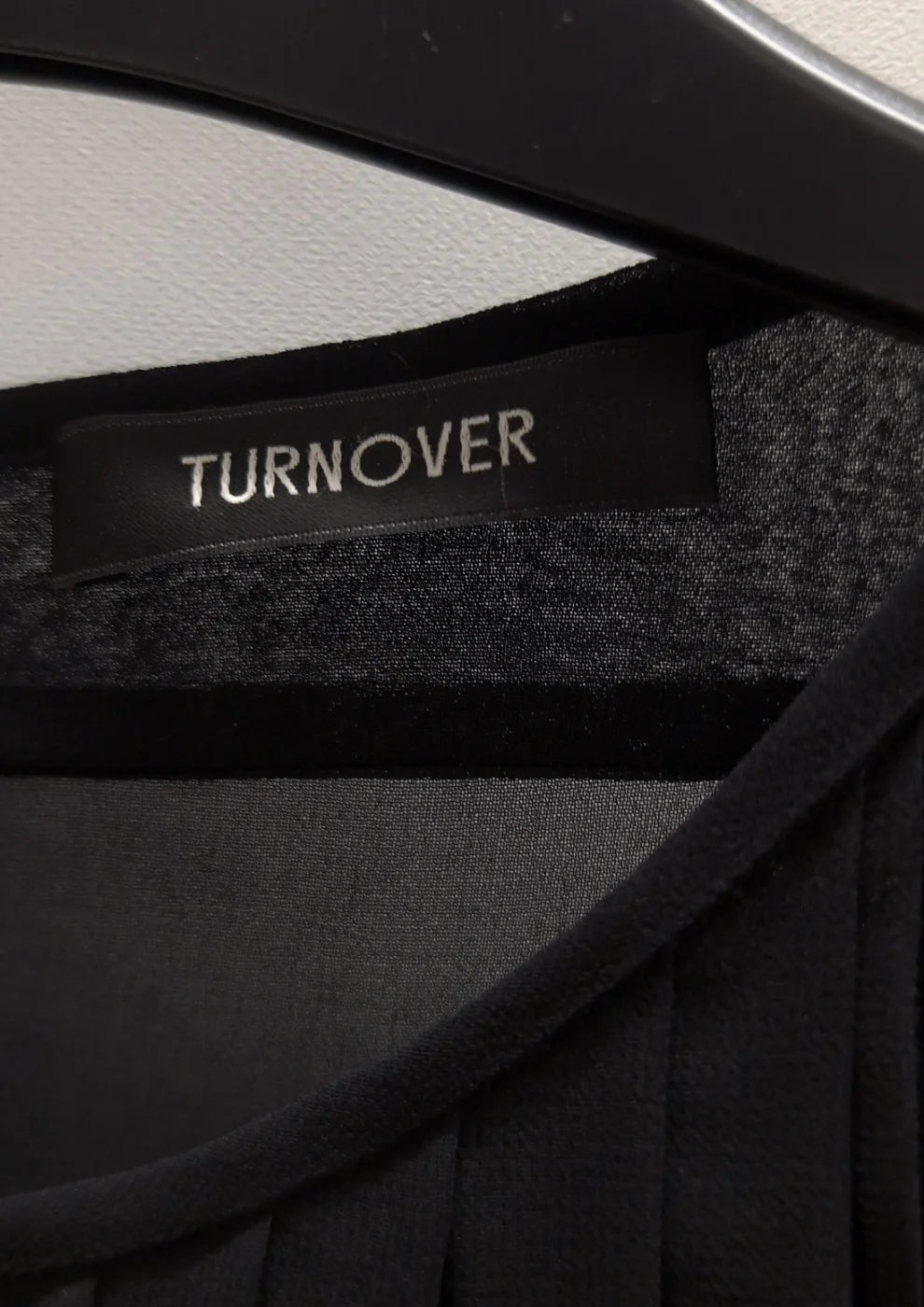 Turnover svart genomskinlig blus med veck