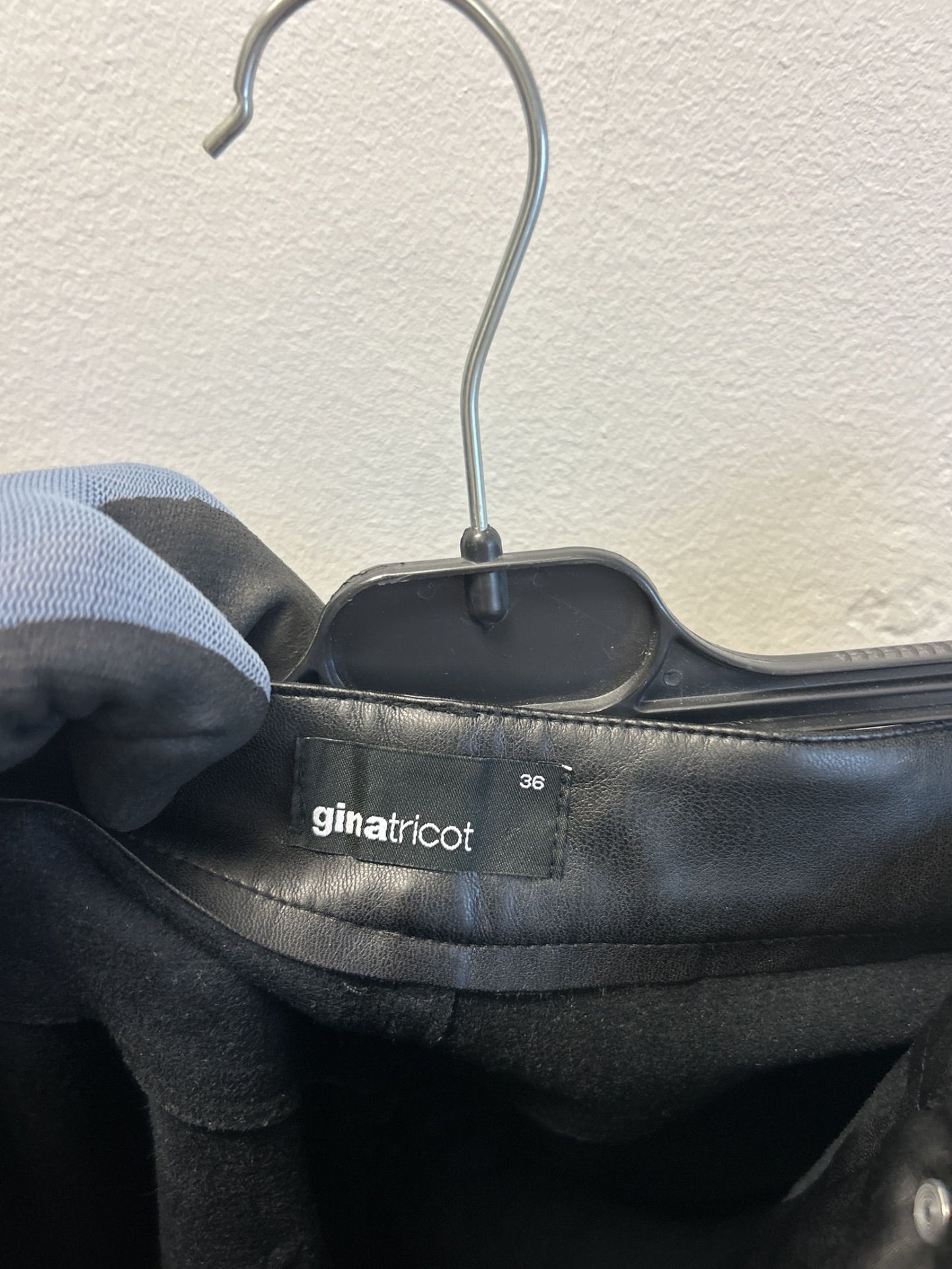 Gina Tricot svarta fuskläderbyxor