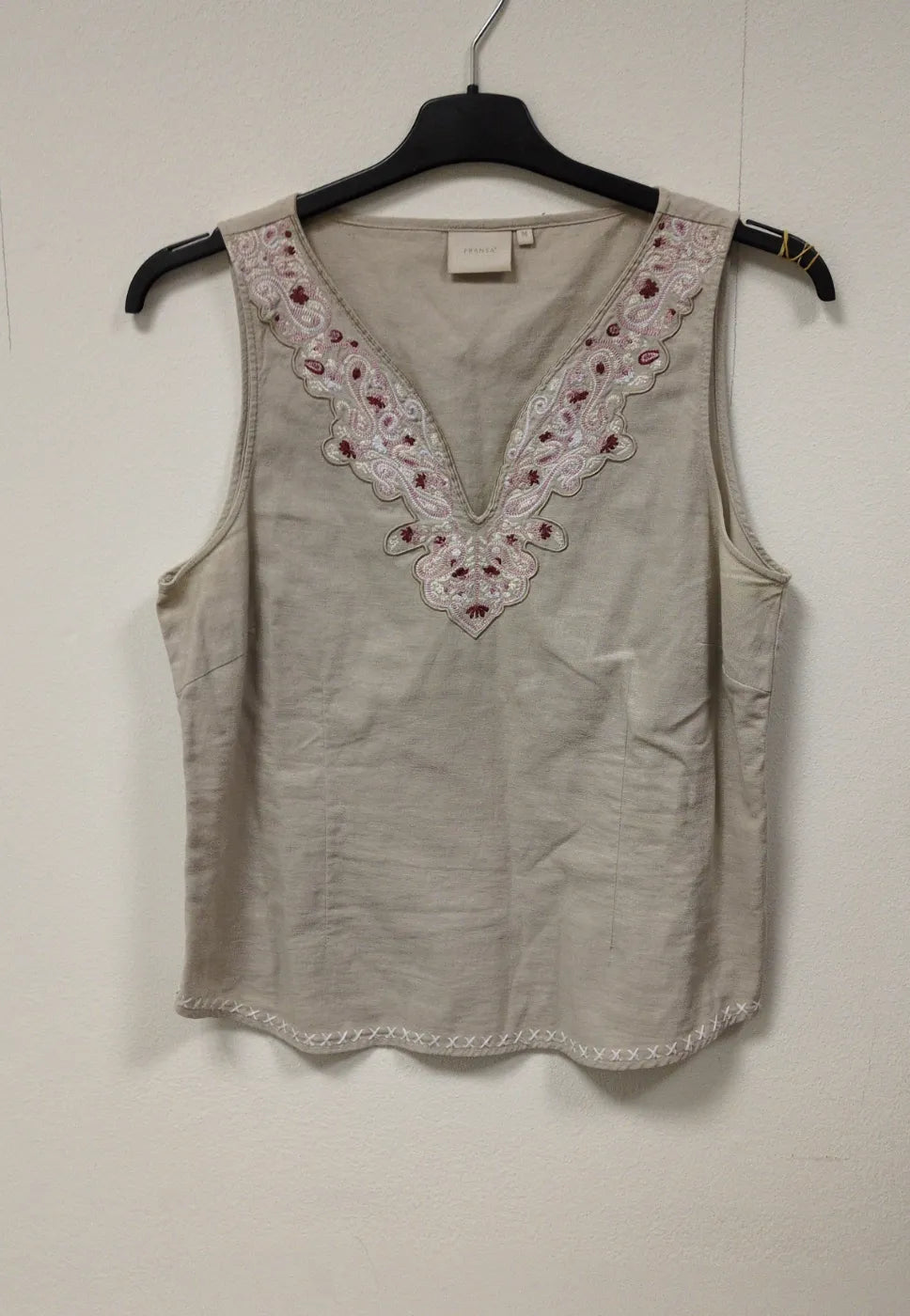 Fransa broderad beige ärmlös topp