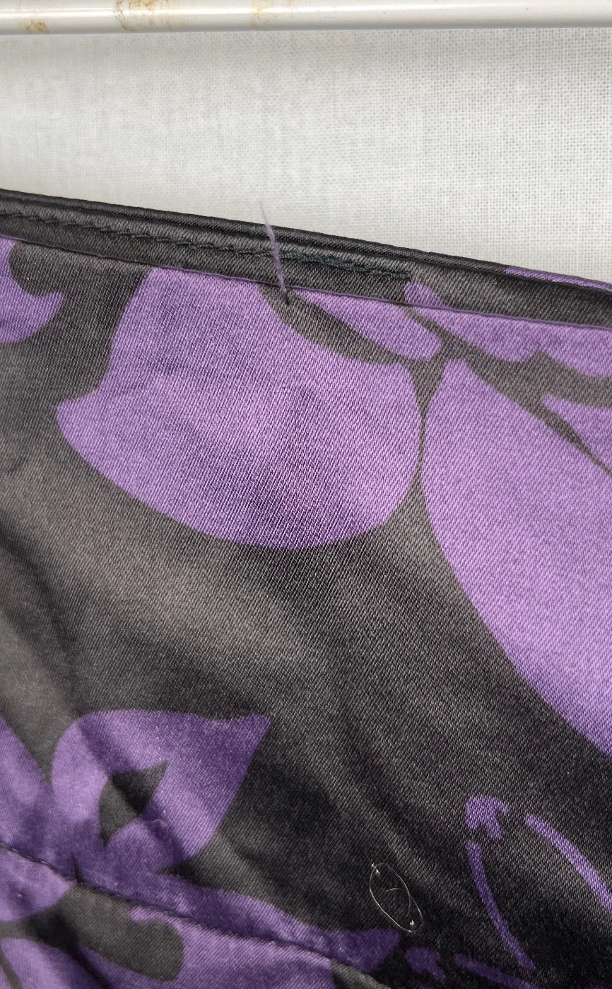 Expresso svart satin omlottkjol med lila blommor