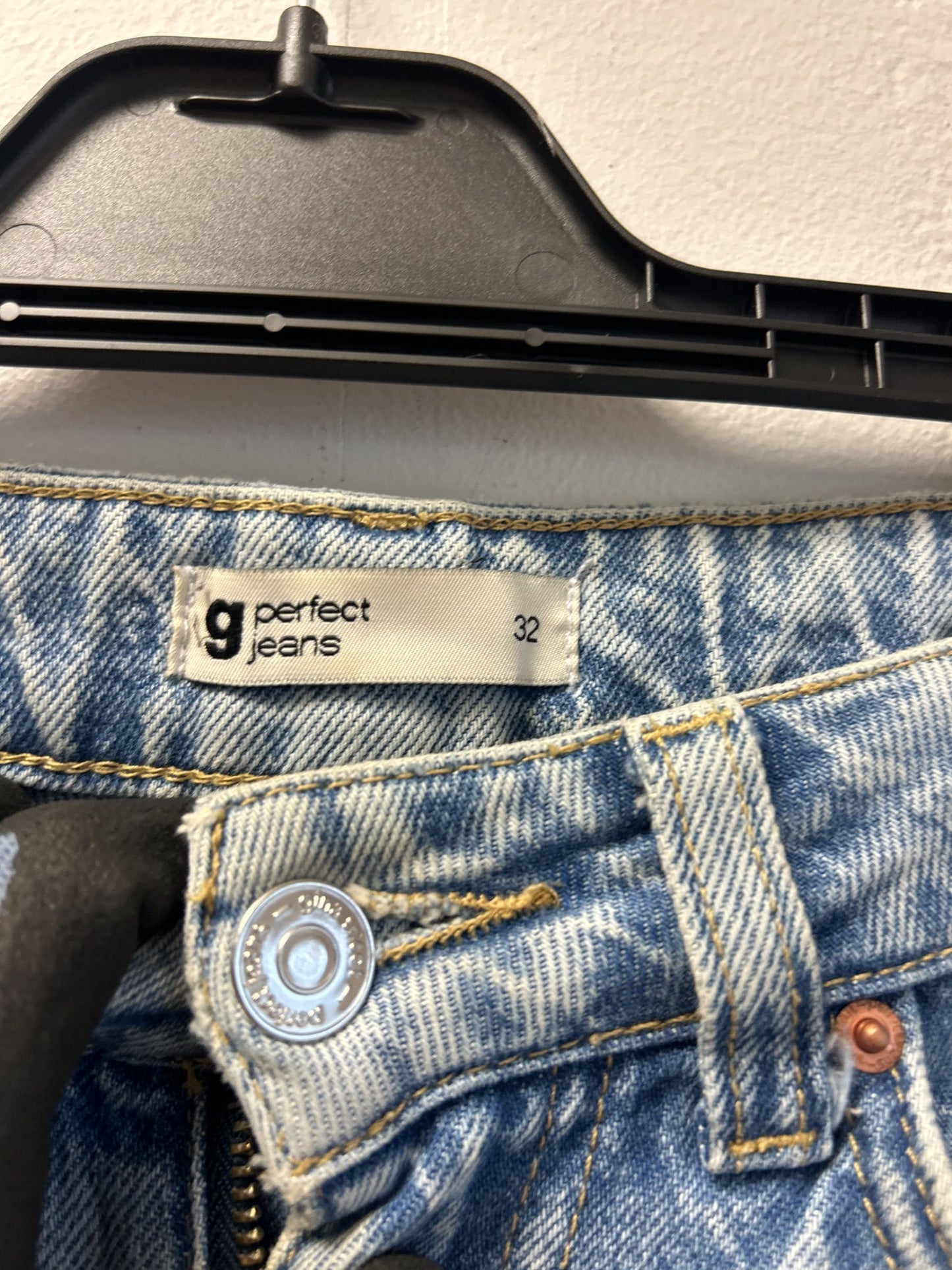 Perfect Jeans ljusblå denimjeans med rå fåll