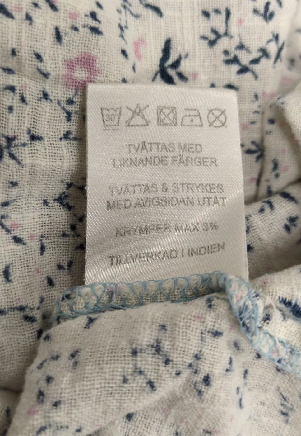 Isolde vit blus med blommönster och knappar