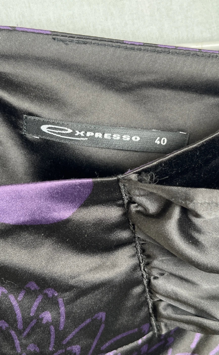Expresso svart satin omlottkjol med lila blommor