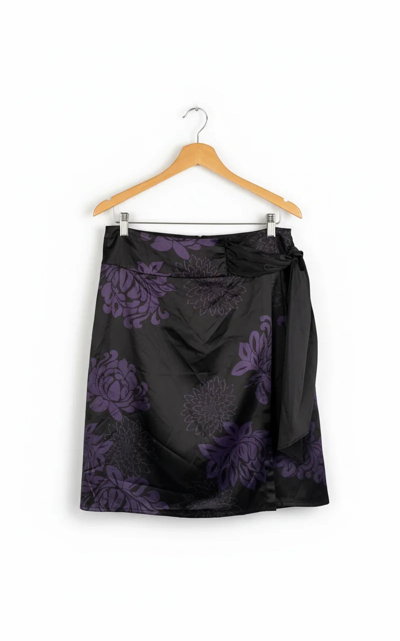 Expresso svart satin omlottkjol med lila blommor