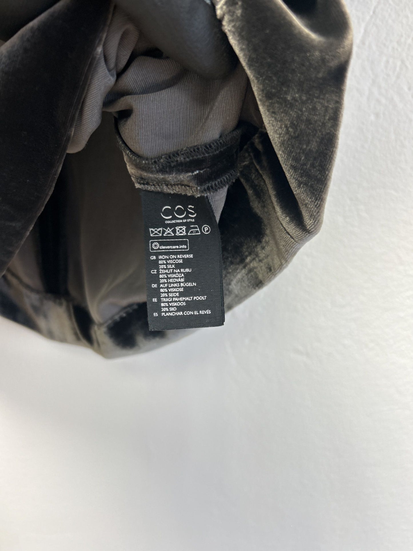 COS svart sammetstopp med kort ärm