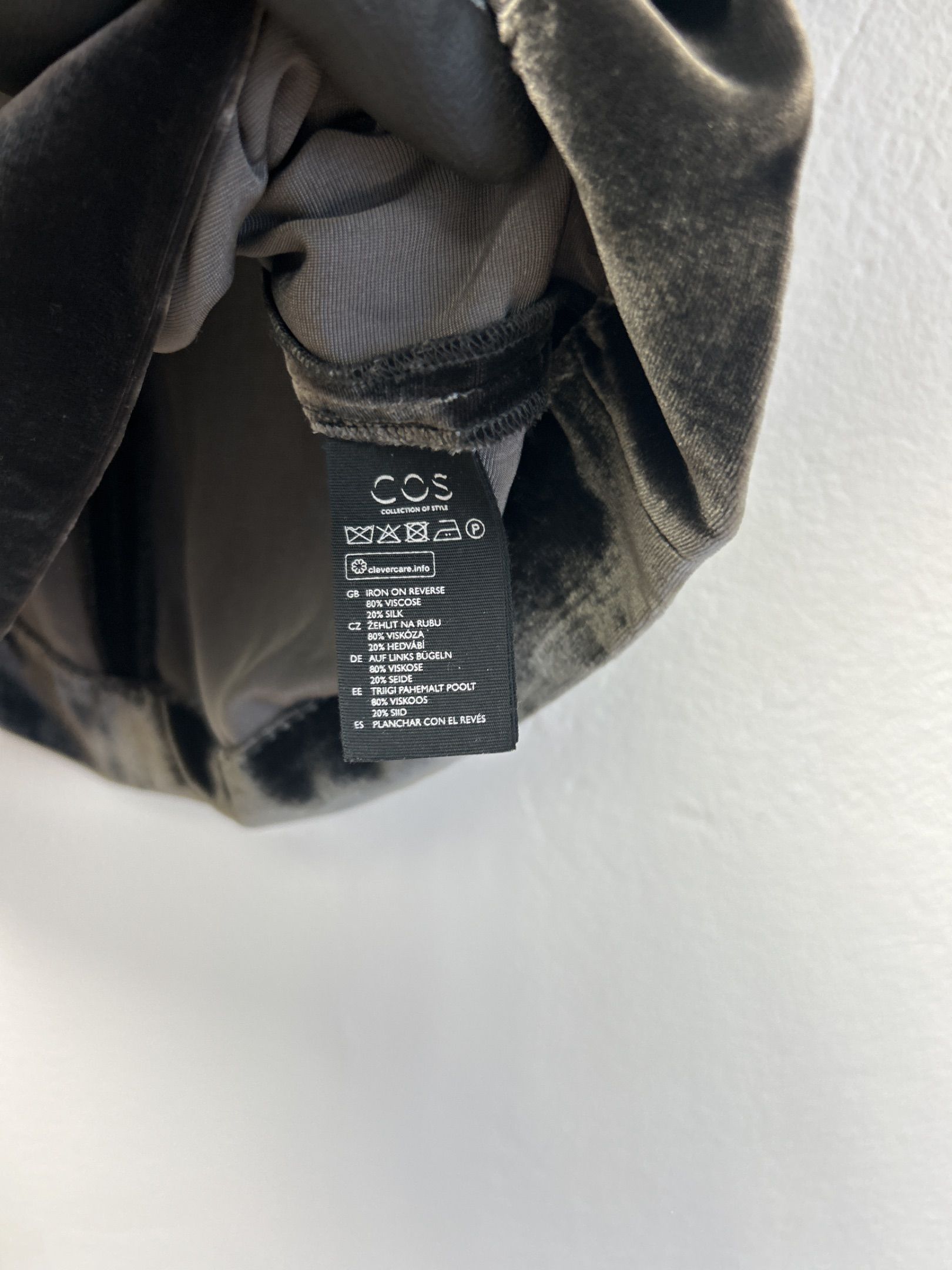 COS svart sammetstopp med kort ärm