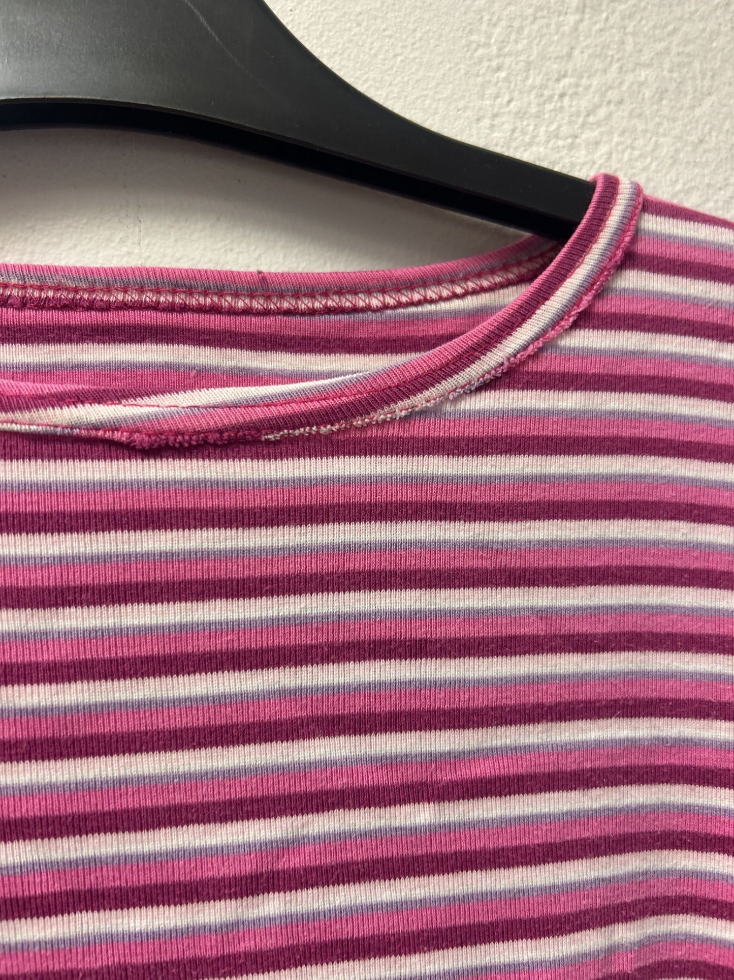 Randig rosa och vit t-shirt