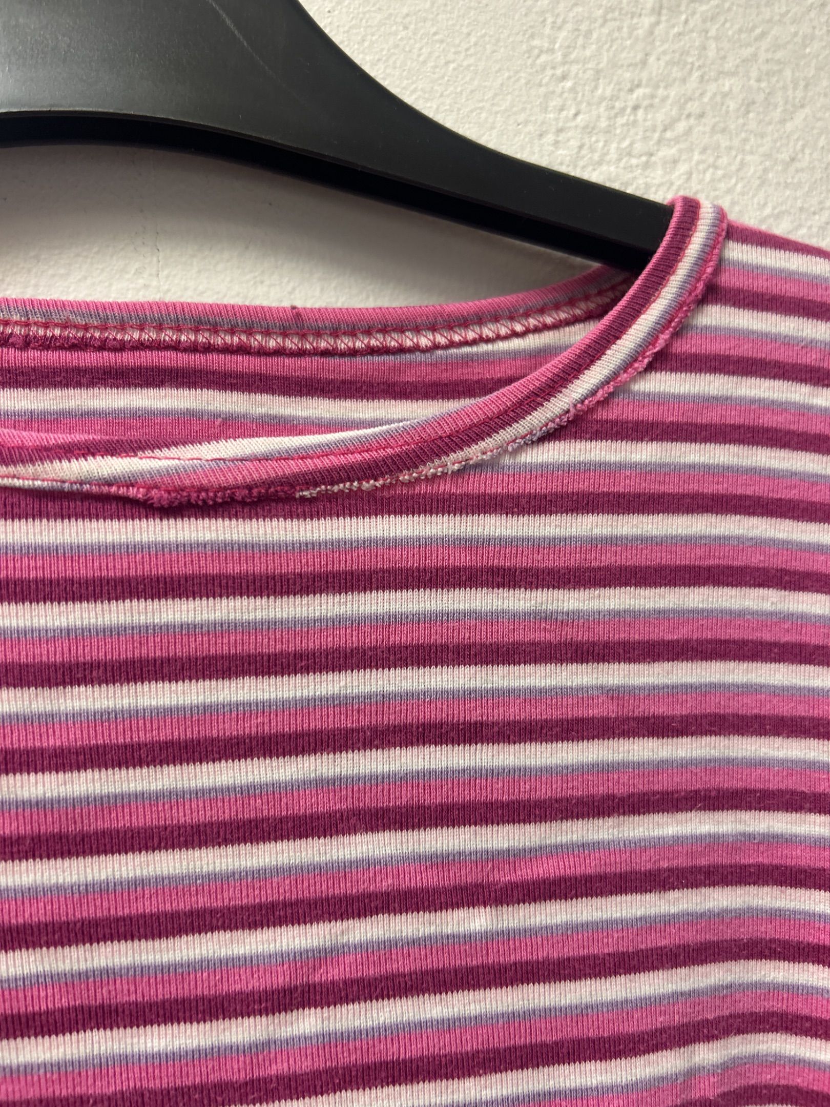 Randig rosa och vit t-shirt